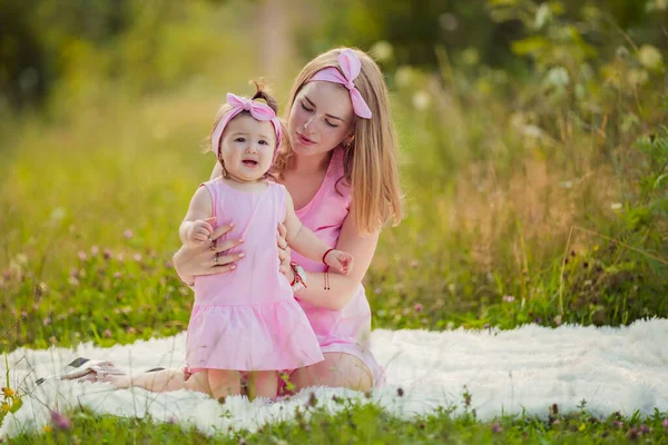Мать и дочь в розовых платьях — стоковое фото