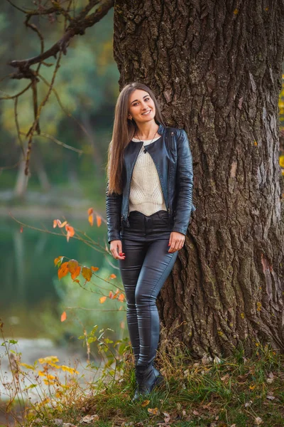 Menina em roupas de couro preto — Fotografia de Stock