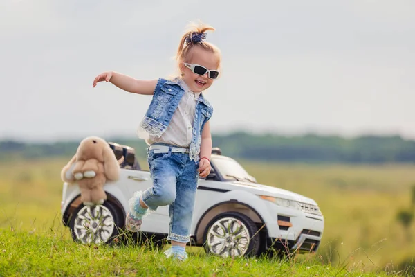 Criança de pé perto de seu carro — Fotografia de Stock