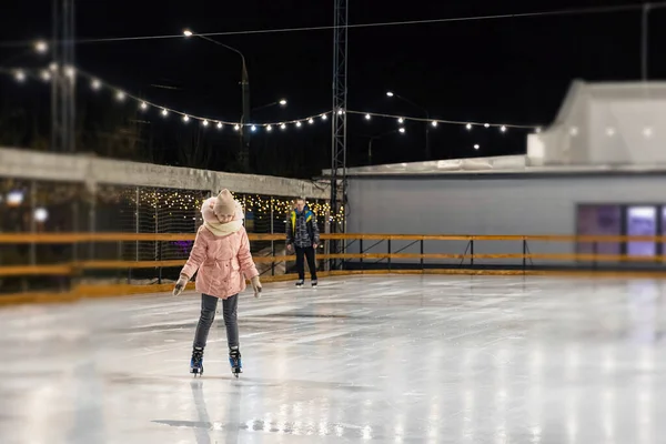 Het kind was aan het schaatsen — Stockfoto