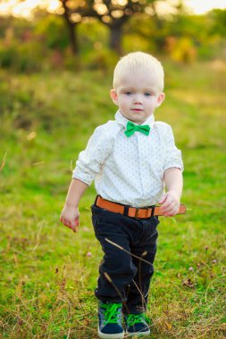 Doğada yürüyen küçük çocuk