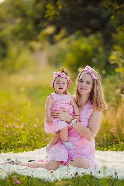 Anne ve kızı pembe elbiseli. — Stok fotoğraf