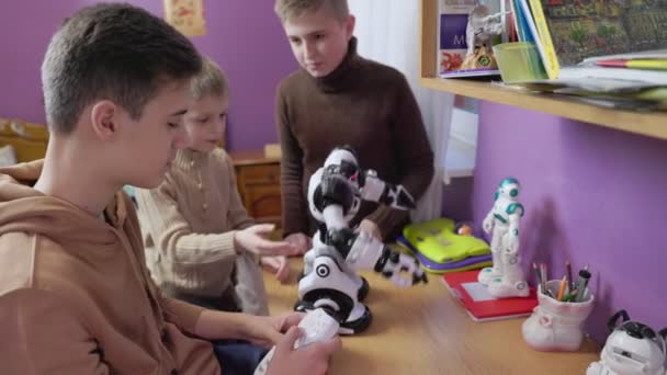 Barn leker med robotar — Stockvideo