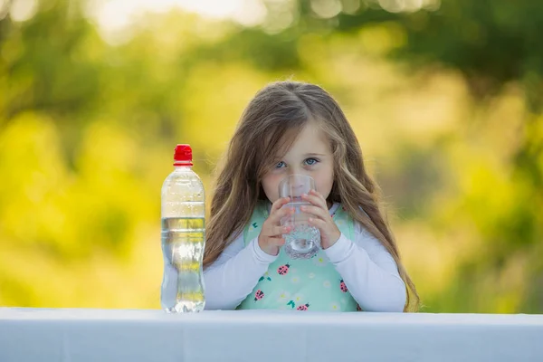 Meisje drinkwater — Stockfoto