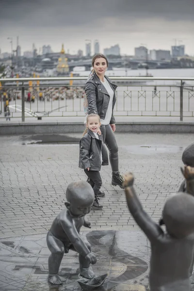 Mutter und Tochter spazieren durch die Stadt — Stockfoto