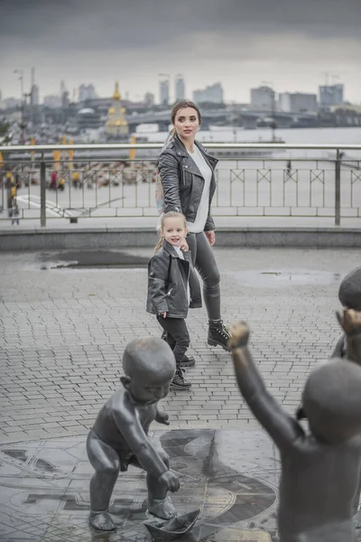 Mother and daughter walking around the city — Stock Photo, Image