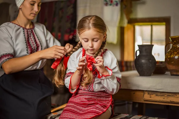 Anne kız saçları fırçalama — Stok fotoğraf