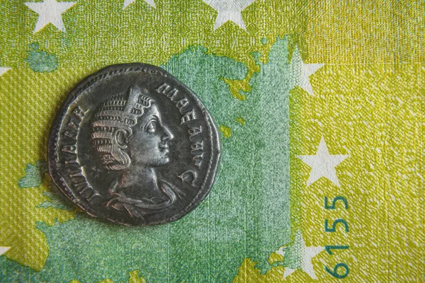 An old roman coin lies on a euro banknote — Stock Photo, Image