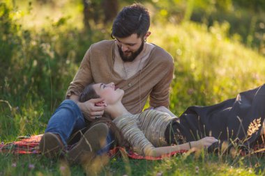 Genç çift doğada oturuyor.