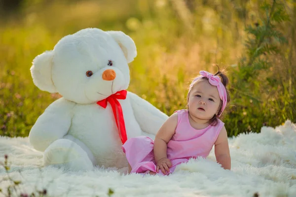 Enfant assis à côté d'un gros ours en peluche — Photo