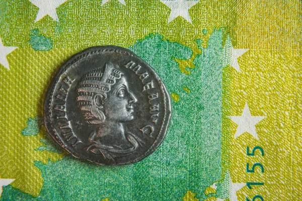 An old roman coin lies on a euro banknote — Stock Photo, Image