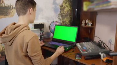 Bilgisayarın başında oturan çocuk