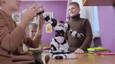 Çocuklar robotlarla oynuyor