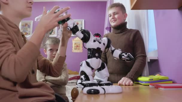 Niños jugando con robots — Vídeo de stock