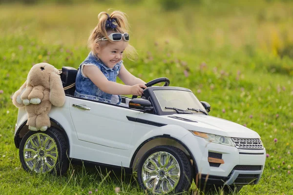 Çocuk arabasına biniyor.