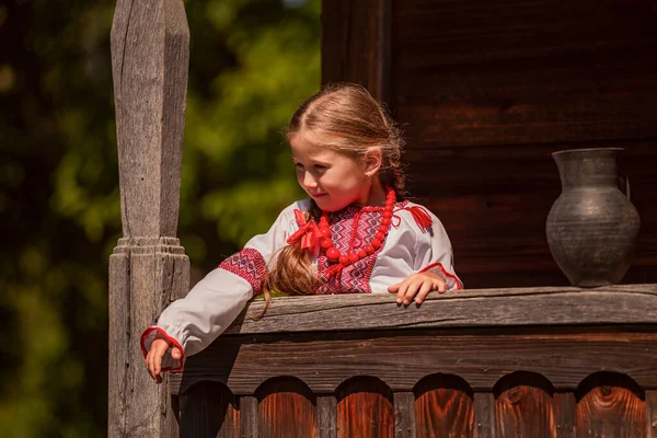 Κορίτσι σε ένα ουκρανικό φόρεμα στέκεται κοντά σε μια κανάτα — Φωτογραφία Αρχείου