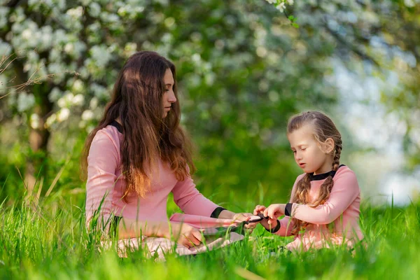 Mamá y su hija mirando una tableta — Foto de Stock