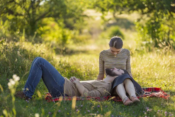 Junges Paar sitzt in der Natur — Stockfoto