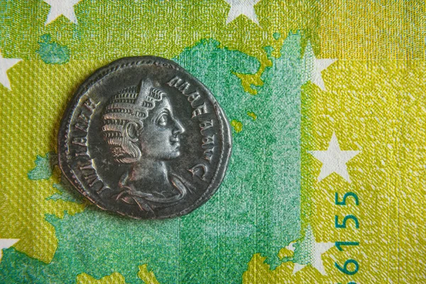 Ένα παλαιό ρωμαϊκό κέρμα βρίσκεται σε τραπεζογραμμάτιο ευρώ — Φωτογραφία Αρχείου