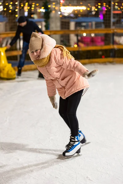 The child was skating — стоковое фото