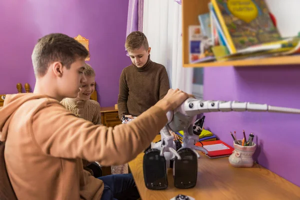 Kinderen spelen met robots — Stockfoto