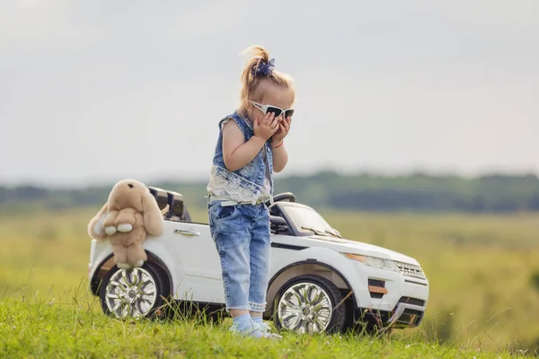 Kind steht neben seinem Auto — Stockfoto