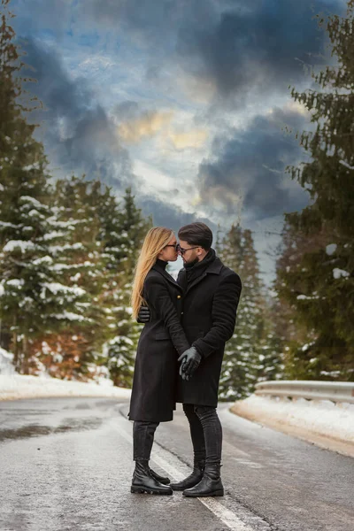 Couple kissing on the road — Stock Photo, Image