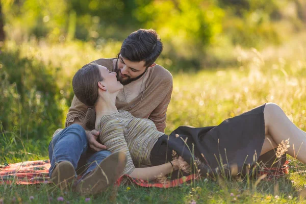 Jong stel zit in de natuur — Stockfoto