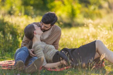 Genç çift doğada oturuyor.