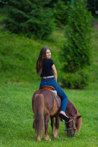 Chica montando un pony —  Fotos de Stock