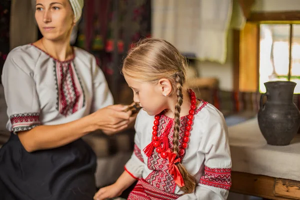 Anne kız saçları fırçalama — Stok fotoğraf