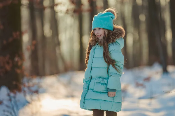 Flicka stående i skogen — Stockfoto