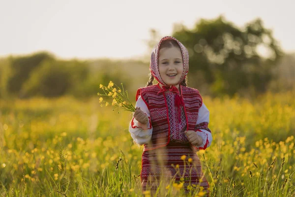 Kind in Oekraïense jurk — Stockfoto