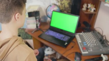 Bilgisayarın başında oturan çocuk