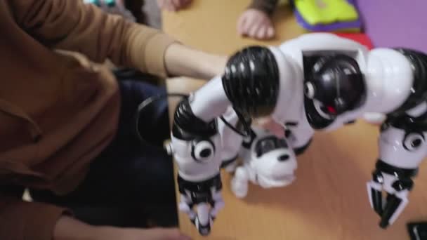 Děti si hrají s roboty — Stock video