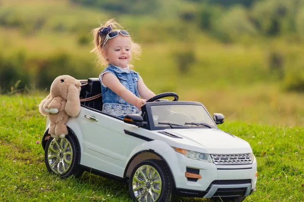 Kind fährt mit seinem Auto — Stockfoto