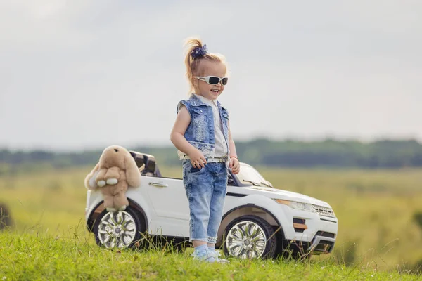 Kind steht neben seinem Auto — Stockfoto