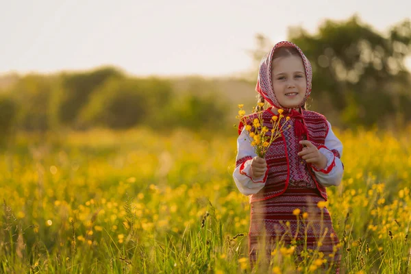 Дитина в українській сукні — стокове фото