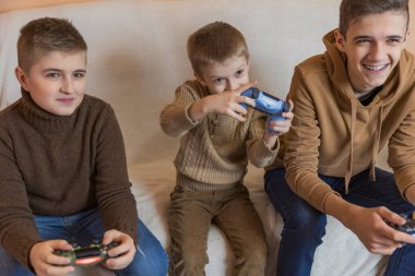 oyun oynayan çocuklar