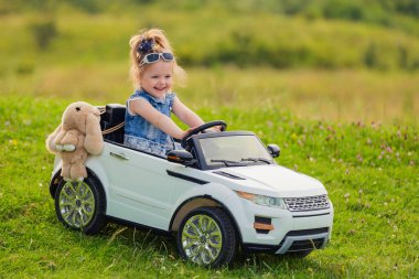 Çocuk arabasına biniyor.