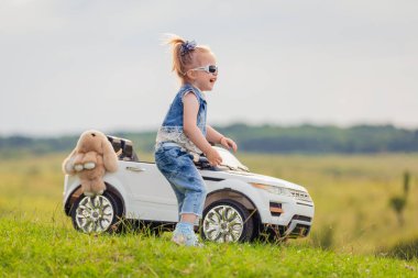 Çocuk arabasının yanında duruyordu.