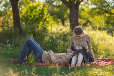Genç çift doğada oturuyor.