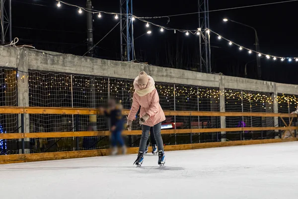 Дитина каталася на ковзанах — стокове фото