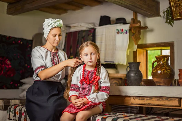 Anne kız saçları fırçalama — Stok fotoğraf