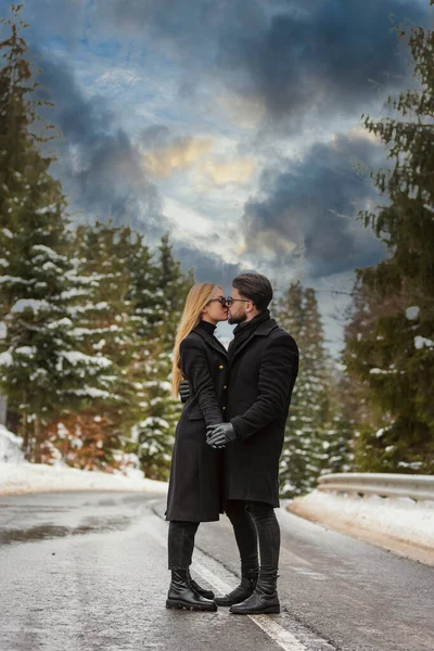 Couple kissing on the road — Stock Photo, Image