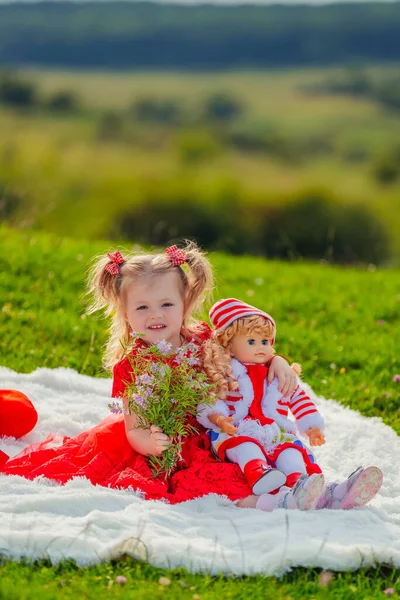 Meisje spelen met een pop — Stockfoto
