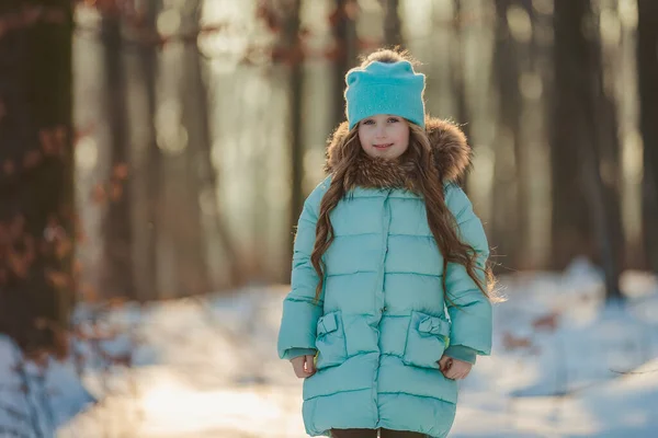 Flicka stående i skogen — Stockfoto