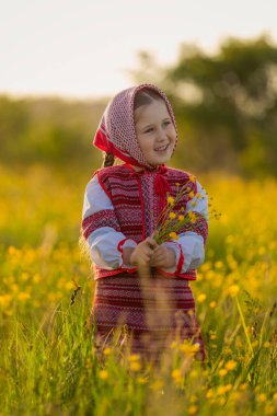 Ukrayna elbiseli çocuk