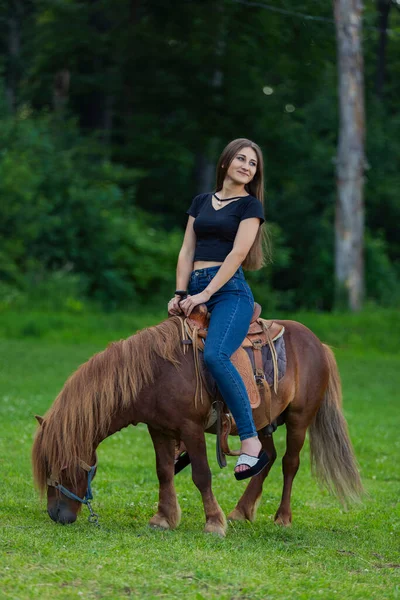 Flicka rida en ponny — Stockfoto