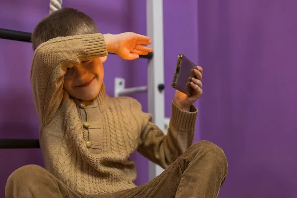 Niño jugando juegos en el teléfono — Foto de Stock